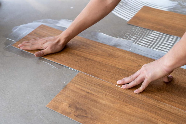 installing glue down vinyl plank(图1)